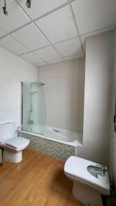 een badkamer met toilet, bad en wastafel bij Galteo Remedios in Ronda