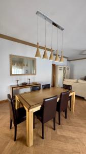 een eetkamer met een houten tafel en stoelen bij Galteo Remedios in Ronda