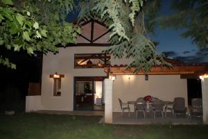 ein Tisch und Stühle vor einem Haus in der Nacht in der Unterkunft Gite Jardin De Pomarede in Prigonrieux + 4 Fotos