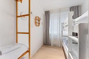 a small room with a bunk bed and a ladder at Sparrenduin - Compact en cosy app aan golf De Haan in De Haan