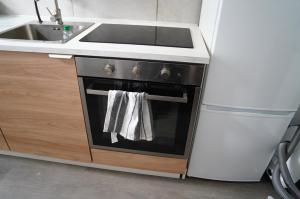 una cocina con estufa y fregadero en Ihr Premium-Zuhause auf Zeit Komfortabel Wohnen in Bestlage, en Hannover