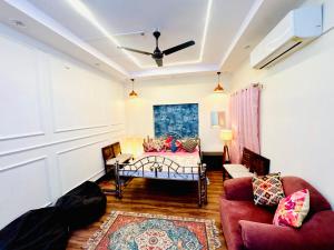 Posezení v ubytování The Family Courtyard - A Boutique Guest House Villa