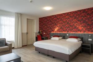 Una cama o camas en una habitación de Het Hart van Weesp 57 fotos más