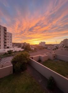 Východ nebo západ slunce při pohledu z apartmánu nebo okolí