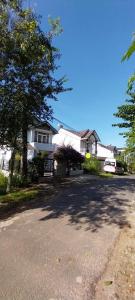 ダラットにあるTiên Hoa Sơn Villaの木のある家と車道に駐車された車