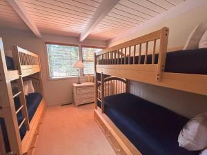 Postel nebo postele na pokoji v ubytování Dollar Point for 10 with hot tub-One block to the beach + 11 fotografií