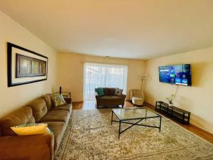 Μια τηλεόραση ή/και κέντρο ψυχαγωγίας στο Cozy 2br, 2ba Apartment In Elkins Park