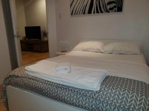 Ένα ή περισσότερα κρεβάτια σε δωμάτιο στο Longueuil Cozy spot