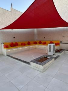 a living room with a couch and a red roof at las vegas villa in Ath Thughrah