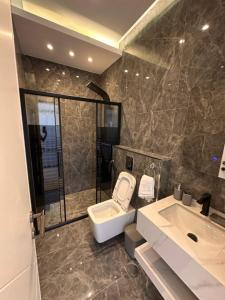 a bathroom with a toilet and a sink at las vegas villa in Ath Thughrah