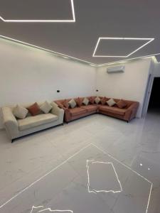a living room with two couches in a room at las vegas villa in Ath Thughrah