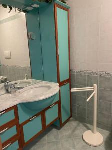 un baño con lavabo y espejo en Casa Giò by Go New Location, en Terzolas 3 fotos más