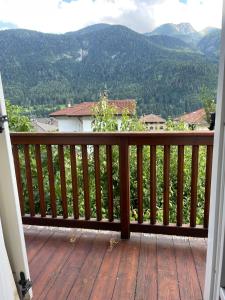 balcón de madera con vistas a la montaña en Casa Giò by Go New Location, en Terzolas