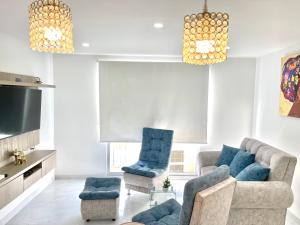 a living room with a couch and two chairs at Loft Moderno con aire , con piscina T12 in Neiva