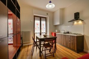 a kitchen with a table and chairs in a room at Residenza La Donzella - Appartamento rosso in Campobasso