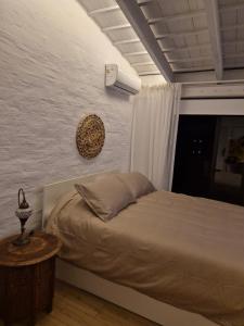 ein Schlafzimmer mit einem Bett und einer Wand in der Unterkunft Edificio Lawa Calyptus in Montevideo