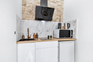 Kuchyň nebo kuchyňský kout v ubytování 2 Room - City Centre - Terrace - Wi-Fi - Air conditioning