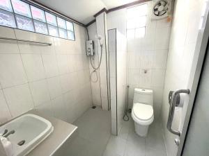 een badkamer met een douche, een toilet en een wastafel bij the noi family house in Ko Lipe