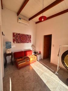 Una sala de estar con un sofá y un cuadro en la pared. en Sala Gongs, en San Miguel del Monte
