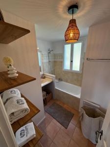 une salle de bain avec une baignoire et un lavabo dans l'établissement Les Restanques 3 Bedroom Villa Leona, à Grimaud