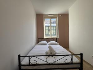 a bed in a room with a window at Le Repos Urbain - 3pers - Rêve au Mans in Le Grand-Lucé