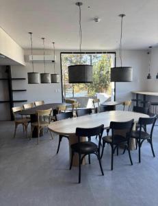 ein Esszimmer mit einem großen Tisch und Stühlen in der Unterkunft Edificio Lawa Calyptus in Montevideo