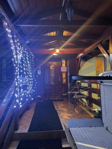 Cette chambre est dotée d'une chaîne de lumières au plafond. dans l'établissement Dom nad Wisłą - pobyty rodzinne, grupowe, terapie, à Wisła