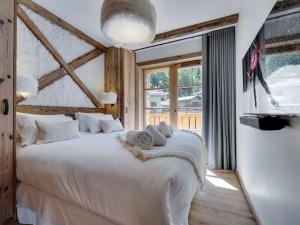 a bedroom with a large white bed and a window at Appartement Familial Confort à Val-d'Isère, Proche Pistes, 10 Pers., Cheminée, Services Inclus - FR-1-567-106 in Val dʼIsère