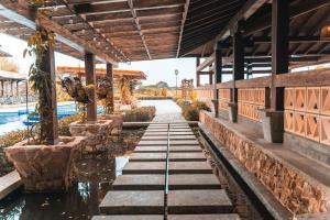 a walkway leading to a pool at a resort at Hotel El Cielo en la Tierra in Quimbaya