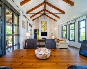 ハベアにあるVilla Abaesko by Rock Rentalsの木製のテーブルと椅子のあるダイニングルーム