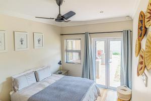 ein Schlafzimmer mit einem Bett und einem Deckenventilator in der Unterkunft Fourways Home, Away From Home in Chartwell