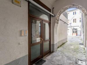 an entrance to a building with a wooden door at IL NIDO DI MASSIMO - a due passi dal centro città in Trieste