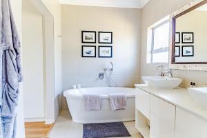ein weißes Badezimmer mit Badewanne und Waschbecken in der Unterkunft Fourways Home, Away From Home in Chartwell + 40 Fotos
