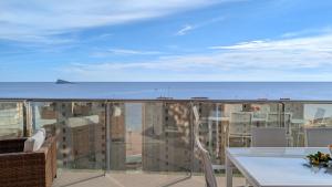 ein Balkon mit Tisch und Meerblick in der Unterkunft SUNSET CLIFFS azure apartment in Benidorm
