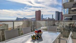 eine Schale mit Obst auf einem Tisch auf einem Balkon in der Unterkunft SUNSET CLIFFS azure apartment in Benidorm + 40 Fotos