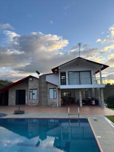 Bazén v ubytování Hermosa finca nebo v jeho okolí