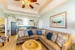 Χώρος καθιστικού στο Ultimate Steps to Beach Outdoor Kitchen