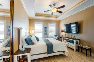 Μια τηλεόραση ή/και κέντρο ψυχαγωγίας στο Ultimate Steps to Beach Outdoor Kitchen