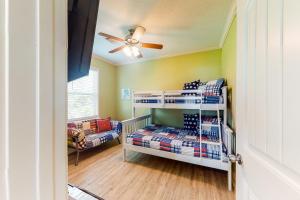 Ένα ή περισσότερα κρεβάτια σε δωμάτιο στο Ultimate Steps to Beach Outdoor Kitchen