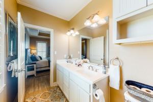 Φωτογραφία από το άλμπουμ του Ultimate Steps to Beach Outdoor Kitchen σε Crystal Beach +25 φωτογραφίες