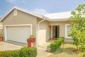 ein Haus mit Garage in der Unterkunft Fourways Home, Away From Home in Chartwell