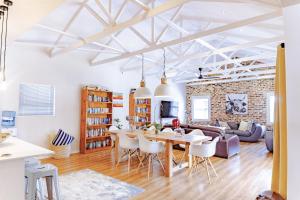 ein Esszimmer und ein Wohnzimmer mit einer Ziegelwand in der Unterkunft Fourways Home, Away From Home in Chartwell