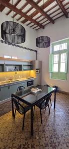 a kitchen with a table and chairs in a room at Pipa Alquiler Temporal in Resistencia