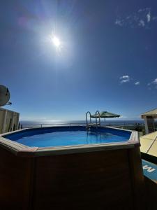 Bazén v ubytování CHL Mayoysa La Palma, vista mar en Breña Baja nebo v jeho okolí