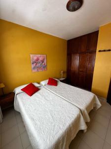 Postel nebo postele na pokoji v ubytování CHL Mayoysa La Palma, vista mar en Breña Baja