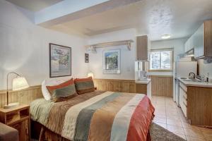 En eller flere senge i et værelse på Park Meadows 3B by Ski Country Resorts