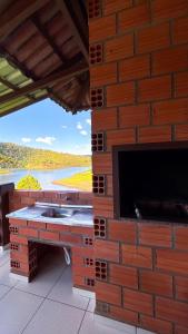 a brick wall with a sink on a patio at Chalés Paraíso das Ilhas - Alto Cedros. in Rio dos Cedros