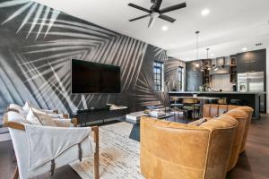 TV a/nebo společenská místnost v ubytování Two Luxurious Hyde Park Homes with 5 Star Amenities