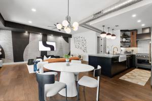 Köök või kööginurk majutusasutuses Two Luxurious Hyde Park Homes with 5 Star Amenities