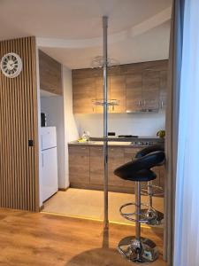 une cuisine avec un comptoir et un tabouret. dans l'établissement 8th floor panorama studio in Klaipėda - self check in, à Klaipėda